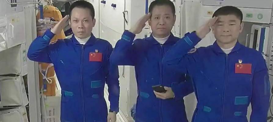 3名航天员离开空间站前敬礼致谢 神舟十二号飞船将于17日返回地球 3名航天员离开空间站前敬礼致谢 神舟十二号飞船将于17日返回地球