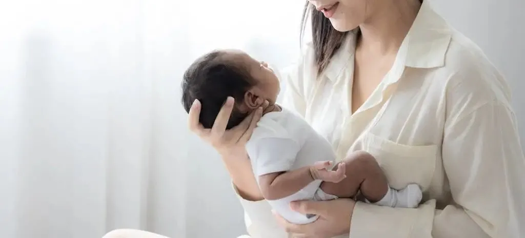 新生儿抱法(刚出生的孩子怎么抱) 新生儿抱法(刚出生的孩子怎么抱)