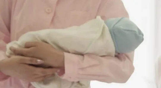 新生儿抱法(刚出生的孩子怎么抱) 新生儿抱法(刚出生的孩子怎么抱)