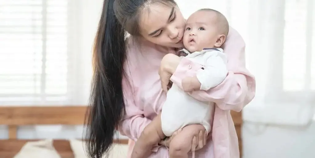 新生儿抱法(刚出生的孩子怎么抱) 新生儿抱法(刚出生的孩子怎么抱)