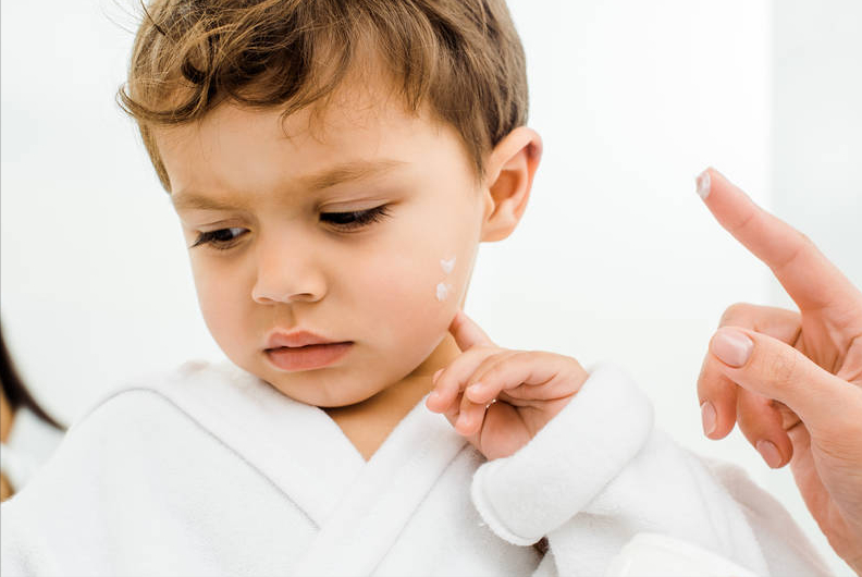 幼儿白斑(宝宝脸上的白斑是啥) 幼儿白斑(宝宝脸上的白斑是啥)