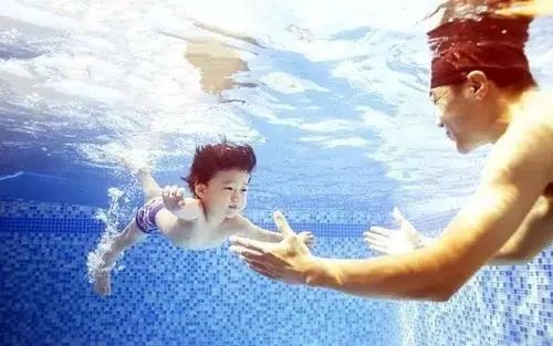 幼儿学游泳(幼儿学游泳的好处)