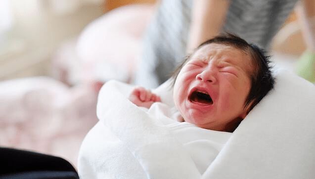 新生儿惊吓(新生儿哭闹 一惊一乍的是怎么回事) 新生儿惊吓(新生儿哭闹 一惊一乍的是怎么回事)