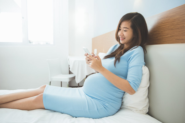 孕妇玩手机(怀孕期间孕妇可以使用手机吗) 孕妇玩手机(怀孕期间孕妇可以使用手机吗)