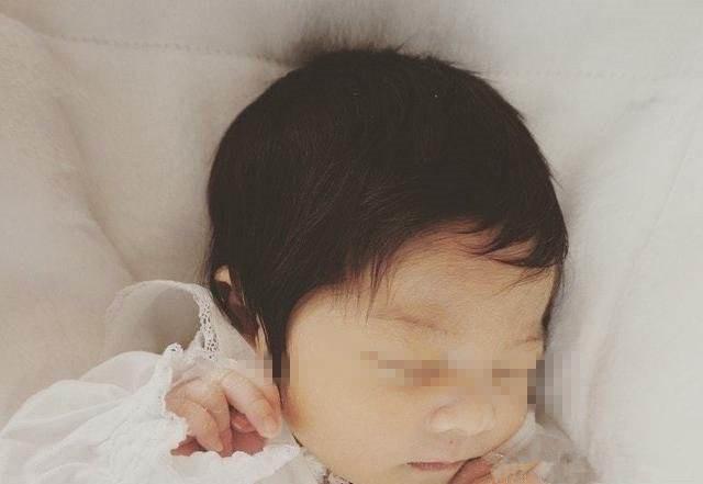 新生儿头发(同是新生儿为啥有些头发浓密有的是小秃头) 新生儿头发(同是新生儿为啥有些头发浓密有的是小秃头)