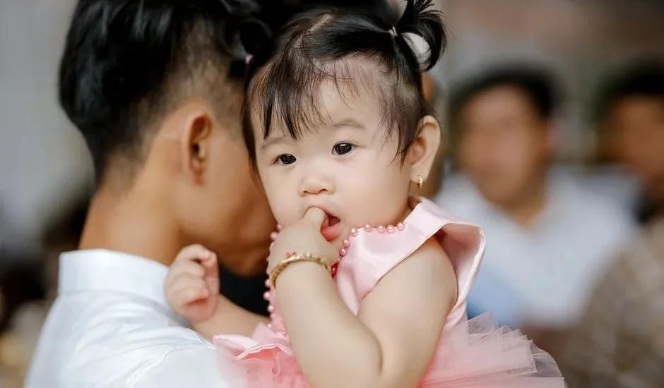 幼儿吃手(孩子总爱吃手怎么办) 幼儿吃手(孩子总爱吃手怎么办)