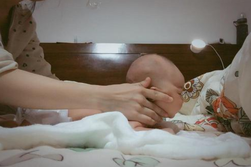 新生儿抬头(新生儿抬头早晚的区别) 新生儿抬头(新生儿抬头早晚的区别)