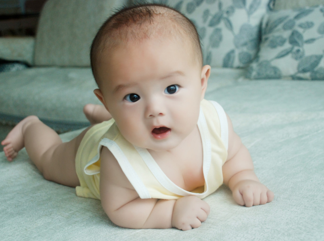 新生儿抬头(新生儿抬头早晚的区别) 新生儿抬头(新生儿抬头早晚的区别)